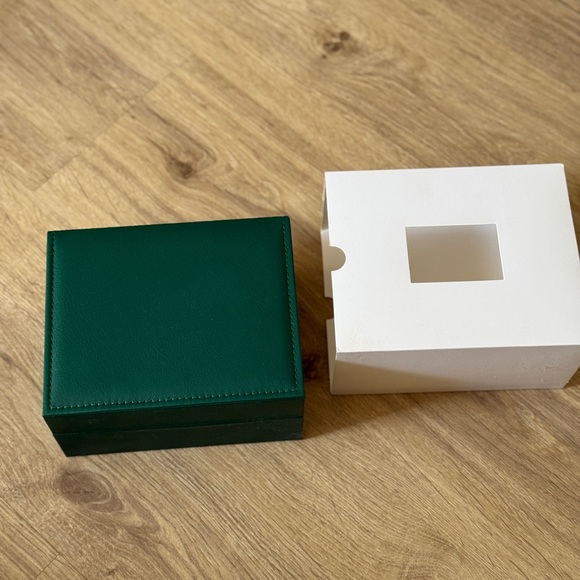 Luxury Elegant Green Watch Box with brown leather inside - Picture 4 of 5